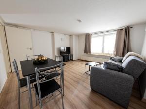 Posezení v ubytování Schiefe Stadtvilla Oldenburg - großes Altbauhaus