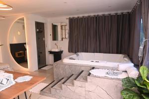 a bathroom with a bath tub in a room at Cabana Horizonte Azul com Hidro e Churrasqueira in Santa Rosa