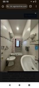 d'une salle de bains avec baignoire et lavabo. dans l'établissement Appartamento al mare, à Francavilla al Mare