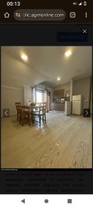 une pièce avec une table et des chaises et une cuisine dans l'établissement Appartamento al mare, à Francavilla al Mare