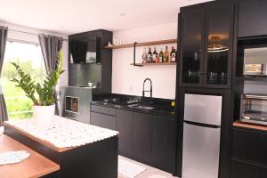 Nhà bếp/bếp nhỏ tại Cabana Pet Friendly com Hidro e Churrasqueira +19 ảnh