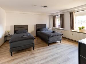 Postel nebo postele na pokoji v ubytování Schiefe Stadtvilla Oldenburg - großes Altbauhaus