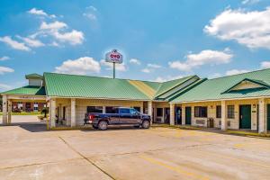 a truck parked in front of a gas station at OYO Hotel Yoakum West in Yoakum