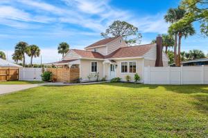 una casa con una cerca blanca en un patio en 2570 Vernon Drive, en Palm Bay
