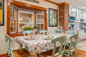 een eetkamer met een tafel en stoelen bij Danemead Cottage - For 10ppl in Old Orchard Beach