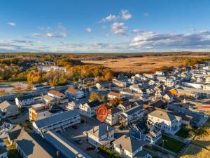 een luchtzicht op een kleine stad bij Danemead Cottage - For 10ppl in Old Orchard Beach +33 foto's
