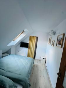 Una habitación blanca con una cama y una ventana en Citadel Apartment, en Sighişoara