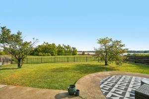 un parco con un'area erbosa con alberi e una recinzione di Round Rock Lakeside Retreat a Round Rock