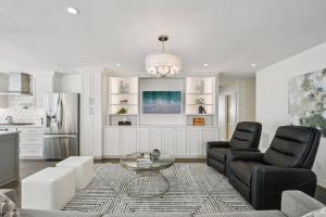 un soggiorno con due sedie e un tavolo di Round Rock Lakeside Retreat a Round Rock