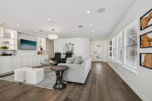 un soggiorno con un divano e un tavolo di Round Rock Lakeside Retreat a Round Rock