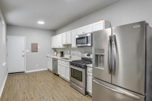 Η κουζίνα ή μικρή κουζίνα στο Pet-Friendly 3BR Rowhouse Walk to Patterson Park!