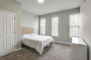 Ένα ή περισσότερα κρεβάτια σε δωμάτιο στο Pet-Friendly 3BR Rowhouse Walk to Patterson Park!