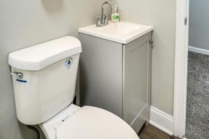 Ένα μπάνιο στο Pet-Friendly 3BR Rowhouse Walk to Patterson Park! +20 φωτογραφίες