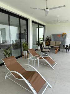 Posezení v ubytování Casa con Piscina sobre Laguna Brava - Tranquilidad y Naturaleza en Barrio Privado