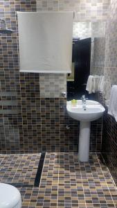 Un baño con lavabo e inodoro en Almuhaidb Residence Al Malaz 6, en Riad