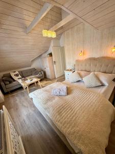 Ένα ή περισσότερα κρεβάτια σε δωμάτιο στο Domek nad jeziorem Czorsztyńskim Velo