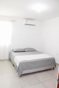 Una cama o camas en una habitación de Cabaña Sisiguaca 13 fotos más