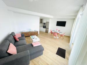 a living room with a couch and a table at Brisa do Mar in Finisterre