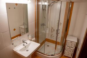 利托斯基简Zrub Raj的浴室配有淋浴和洗手池 更多13张照片