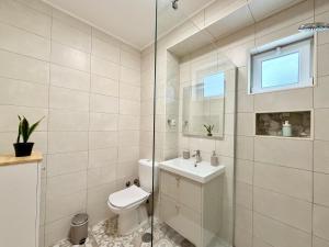 un bagno con wc, lavandino e doccia di Mood Lodging Verso - Townhouse style home a Óbidos