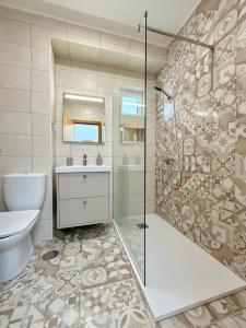 un bagno con wc, lavandino e doccia di Mood Lodging Verso - Townhouse style home a Óbidos