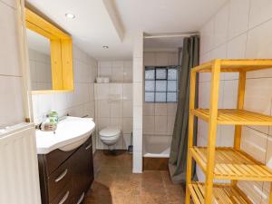 Koupelna v ubytování Schiefe Stadtvilla Oldenburg - großes Altbauhaus + 23 fotografií