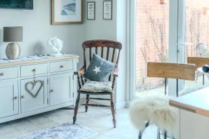 伊夫舍姆Modern 3-Bed in Historic Evesham & Garden的房间里的椅子上带枕头 更多16张照片