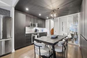 Køkken eller tekøkken på Luxury DT Townhome Steps to Top Attractions