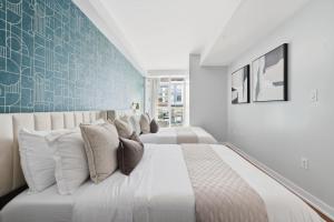 En eller flere senge i et værelse på Luxury DT Townhome Steps to Top Attractions