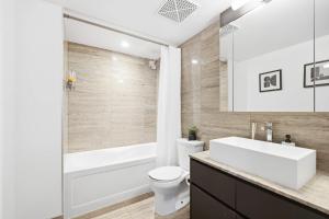 Et badeværelse på Luxury DT Townhome Steps to Top Attractions + 29 billeder