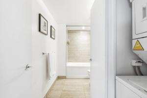 Et badeværelse på Luxury DT Townhome Steps to Top Attractions