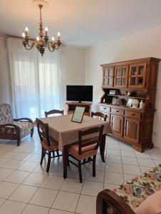 Una televisión o centro de entretenimiento en Book Nook Pisa, vicino all'Ospedale di Cisanello e all'Aeroporto, parcheggio privato a disposizone