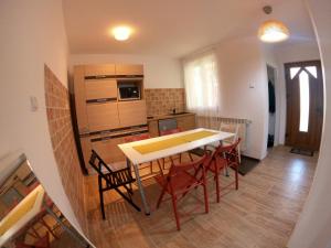 Kuchyň nebo kuchyňský kout v ubytování Casa Bear Azuga + 38 fotografií