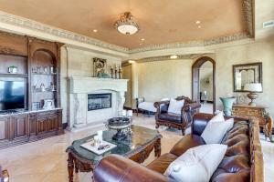 Μια τηλεόραση ή/και κέντρο ψυχαγωγίας στο Grand 9,000-Sq-Ft Estate! Luxurious SoCal Getaway