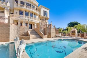 Πισίνα στο ή κοντά στο Grand 9,000-Sq-Ft Estate! Luxurious SoCal Getaway