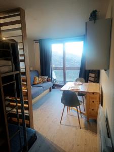 Ένα ή περισσότερα κρεβάτια σε δωμάτιο στο Studio 5pers - Balcon - Ski aux pieds - Piscine