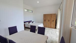 LamasVista Hermosa Lamas的客房设有2张桌子和椅子以及窗户。