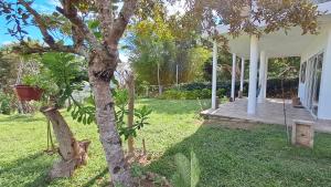 LamasVista Hermosa Lamas的院子前有树的房子