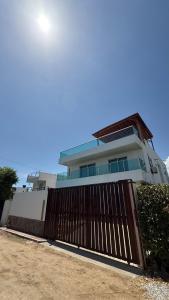 El edificio en el que está la casa vacacional