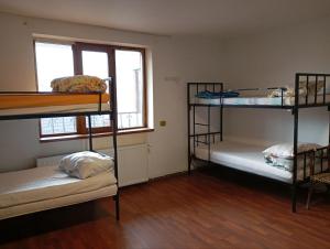 una habitación con tres literas y una ventana en Central Rooms Craiova, en Craiova 13 fotos más