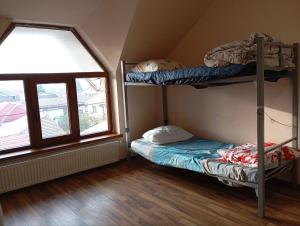 Un dormitorio con dos literas y una ventana. en Central Rooms Craiova, en Craiova