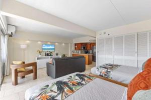 Ένα ή περισσότερα κρεβάτια σε δωμάτιο στο Ilikai 1407