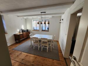 a dining room with a table and chairs at Fachwerkzeit Haus mit zwei Apartments in Quedlinburg