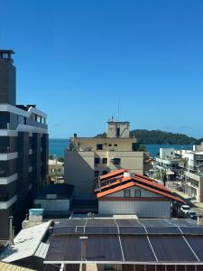 a view of a city with buildings and the ocean at Vieques in Bombinhas