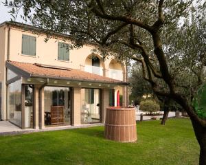 a house with a tree in the yard at Residenza Galileo -affittacamere Padova sud in Albignasego