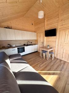 Η κουζίνα ή μικρή κουζίνα στο Domki letniskowe NA WZGÓRZU