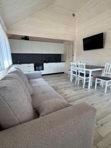 Χώρος καθιστικού στο Domki letniskowe NA WZGÓRZU +16 φωτογραφίες