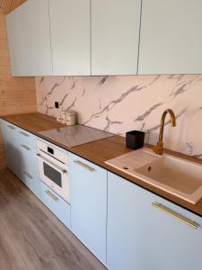 Η κουζίνα ή μικρή κουζίνα στο Domki letniskowe NA WZGÓRZU