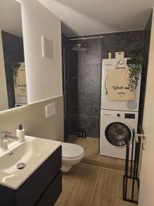 łazienka z umywalką i pralką w obiekcie Urban Comfort, Zurich Airport - By River Glatt w mieście Opfikon