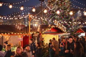 tłum ludzi stojących przed choinką świąteczną w obiekcie Urban Comfort, Zurich Airport - By River Glatt w mieście Opfikon